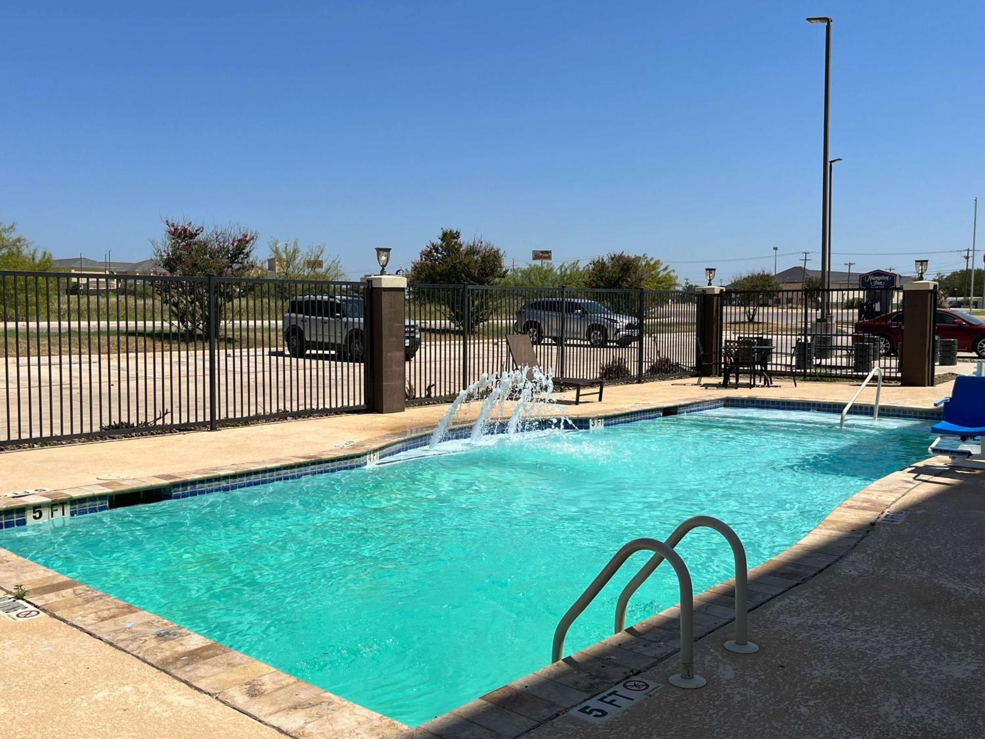 Quality Inn & Suites Pearsall Экстерьер фото