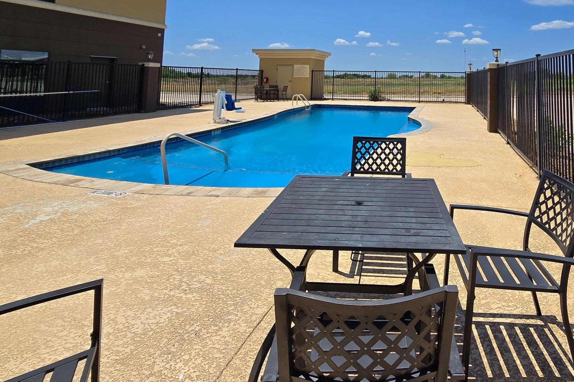 Quality Inn & Suites Pearsall Экстерьер фото