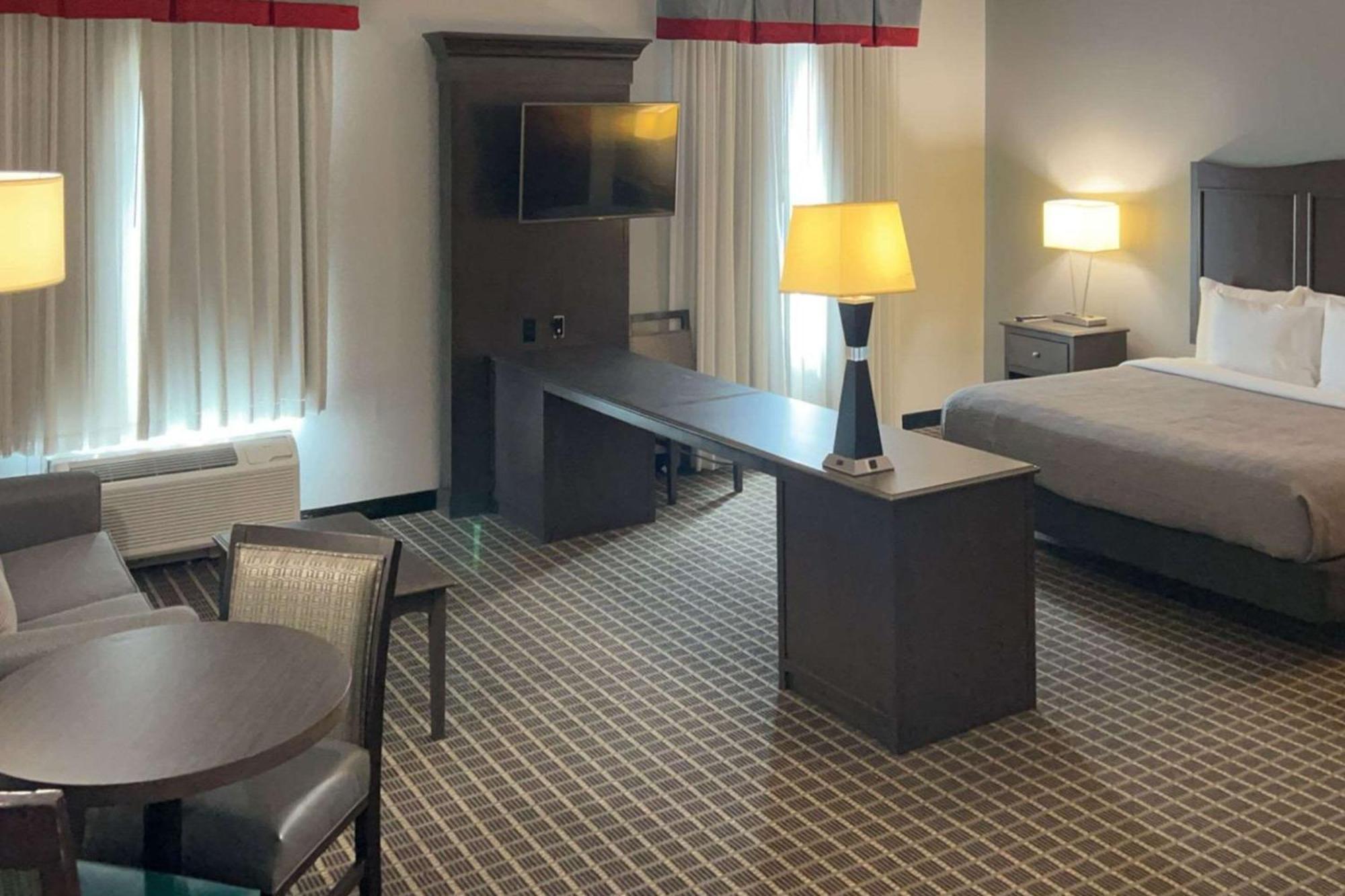 Quality Inn & Suites Pearsall Экстерьер фото