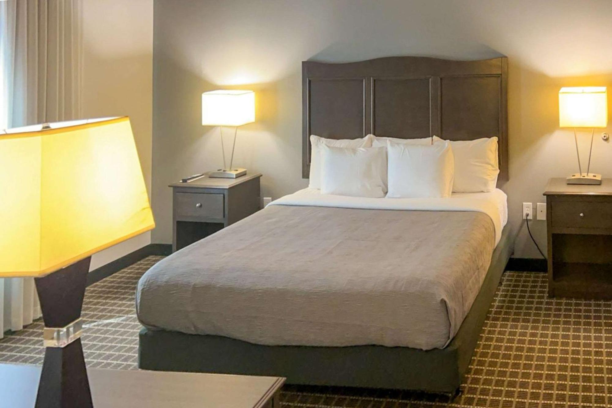 Quality Inn & Suites Pearsall Экстерьер фото